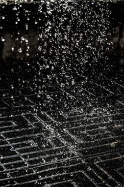 İçinde karanlık bir uçuş, ufuk bokeh su damlaları ile su sıçrama.