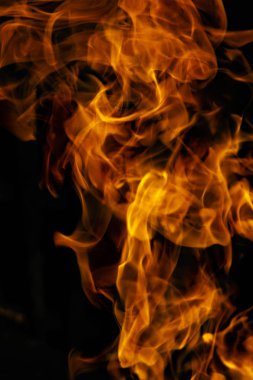 alevler siyah arkaplanda