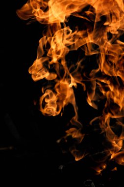 alevler siyah arkaplanda