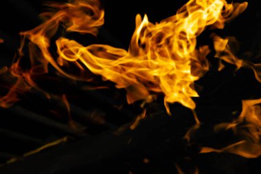 alevler siyah arkaplanda