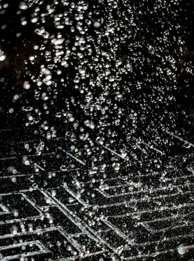 İçinde karanlık bir uçuş, ufuk bokeh su damlaları ile su sıçrama.