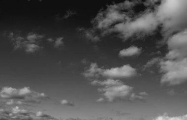 Siyah arkaplanda bulutlar