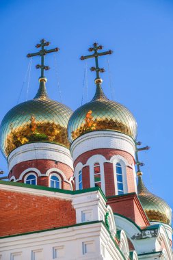 kubbe ile kesiştiği Hıristiyan Tapınağı öğleden sonra gökyüzü