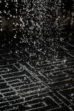 İçinde karanlık bir uçuş, ufuk bokeh su damlaları ile su sıçrama.