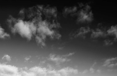 Siyah arkaplanda bulutlar