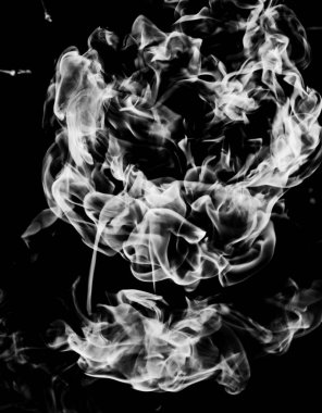 siyah bir arka plan beyaz duman alev