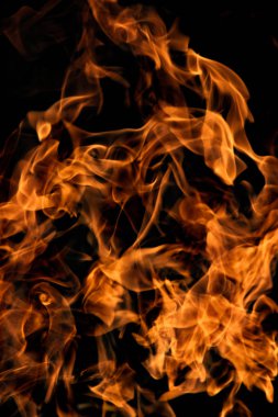 alevler siyah arkaplanda