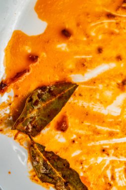 Beyaz arka planda, yemekten sonra kirli tabak kırmızı domates salçası