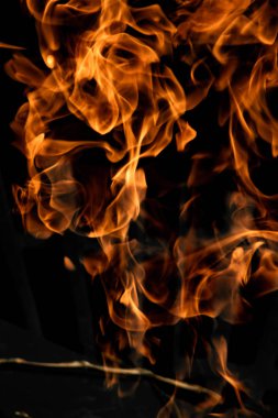 alevler siyah arkaplanda