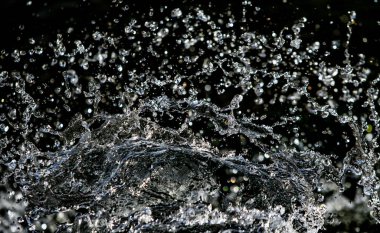 İçinde karanlık bir uçuş, ufuk bokeh su damlaları ile su sıçrama.