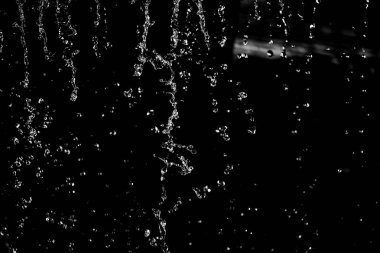 İçinde karanlık bir uçuş, ufuk bokeh su damlaları ile su sıçrama.