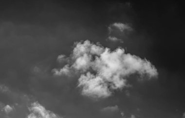 Siyah arkaplanda bulutlar