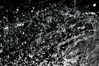 bir karanlık bokeh arka plan üstünde su damlaları