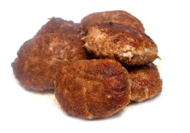 beyaz bir arka plan üzerinde kızarmış köfte