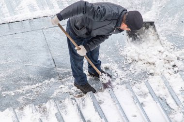 bir süpürge ile kar adam süpürür