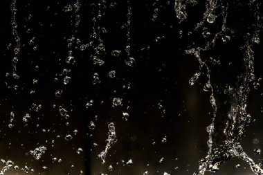 İçinde karanlık bir uçuş, ufuk bokeh su damlaları ile su sıçrama.