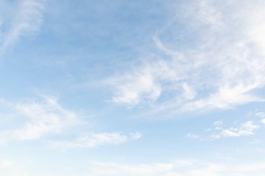 Beyaz bulutlu mavi gökyüzü, doğa arkaplan