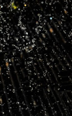 İçinde karanlık bir uçuş, ufuk bokeh su damlaları ile su sıçrama.