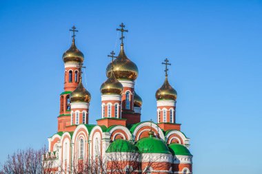 kubbe ile kesiştiği Hıristiyan Tapınağı öğleden sonra gökyüzü