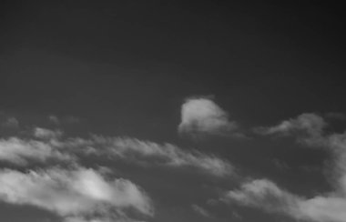 Siyah arkaplanda bulutlar