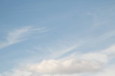 mavi gökyüzünde bulutlar ile doğal görünümü