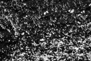 bir karanlık bokeh arka plan üstünde su damlaları