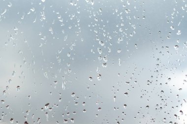 Cam gökyüzü arka plan üzerinde yağmur damlaları