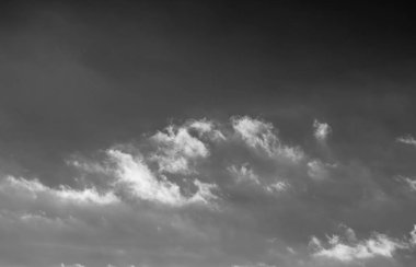 Siyah arkaplanda bulutlar