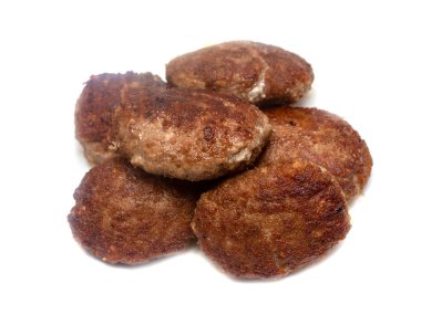 beyaz bir arka plan üzerinde kızarmış köfte