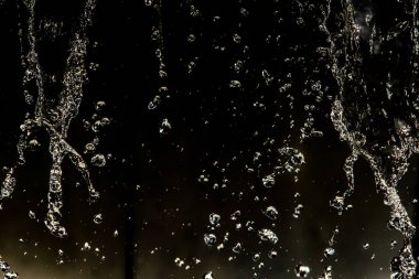 İçinde karanlık bir uçuş, ufuk bokeh su damlaları ile su sıçrama.