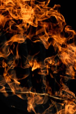 alevler siyah arkaplanda