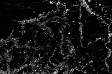 bir karanlık bokeh arka plan üstünde su damlaları