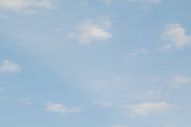 mavi gökyüzünde bulutlar ile doğal görünümü