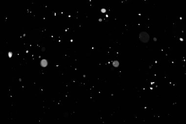 Kar fırtınası doku. Siyah arka plan, ışıkları bokeh vurdu kar taneleri havada uçan