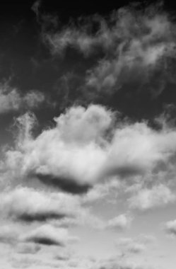 Siyah arkaplanda bulutlar