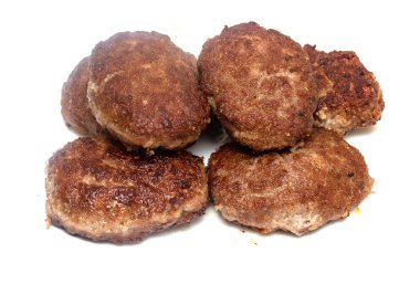 beyaz bir arka plan üzerinde kızarmış köfte