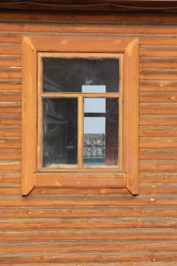 bir ahşap evin eski bina penceresinde