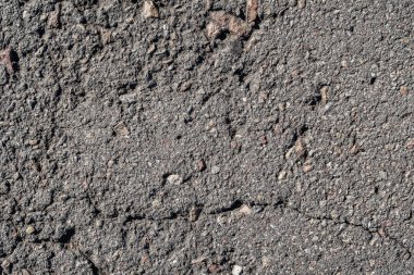 Eski asfalt arka plan ile bir çatlamak