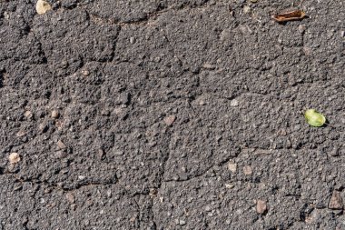 Eski asfalt arka plan ile bir çatlamak