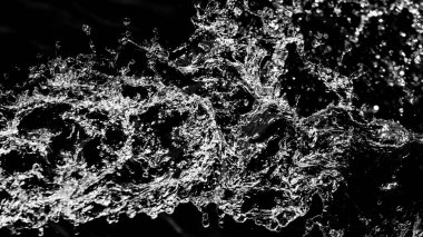 İçinde karanlık bir uçuş, ufuk bokeh su damlaları ile su sıçrama.