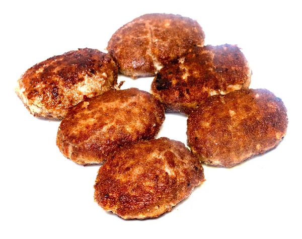 beyaz bir arka plan üzerinde kızarmış köfte