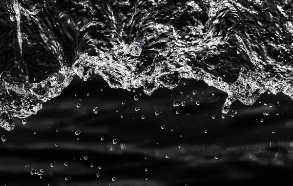 bir karanlık bokeh arka plan üstünde su damlaları