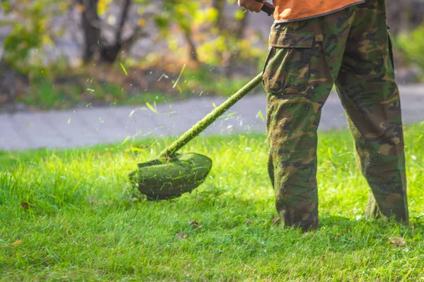 Mowing Green Grass Lawn — Stock Photo, Image