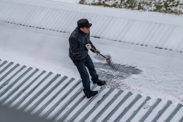 bir süpürge ile kar adam süpürür