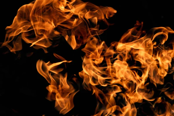 alevler siyah arkaplanda