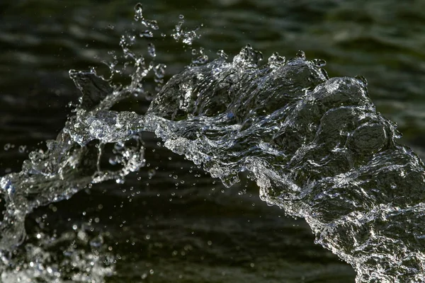 Gocce Acqua Nell Aria Uno Sfondo Scuro Bokeh — Foto Stock