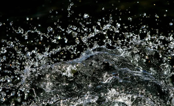 Vattenstänk Mörkret Med Droppar Vatten Flyger Oskarp Bokeh — Stockfoto