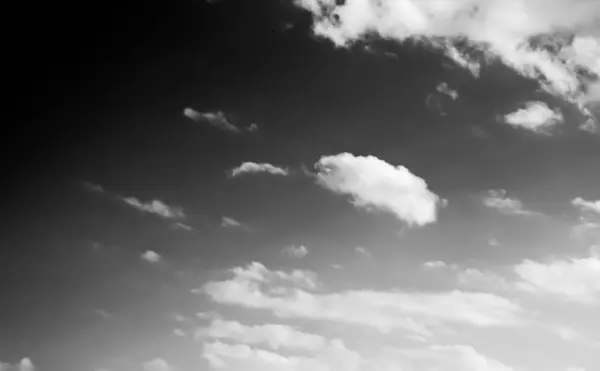 Nuvens Brancas Céu Escuro Monocromático — Fotografia de Stock