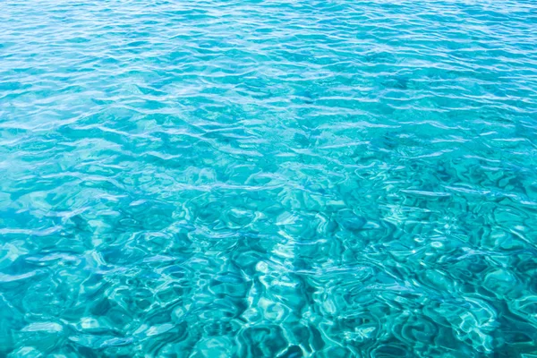 青緑色の水の波紋 背景の壁紙 — ストック写真