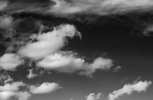 Wolken Auf Schwarzem Hintergrund — Stockfoto